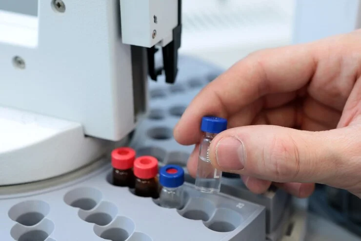 people-hand-holding-test-tube-vial-sets-analysis-gas-liquid-chromatograph-laboratory-assistant-inserting-laboratory-glass-bottle-chromatograph-vial