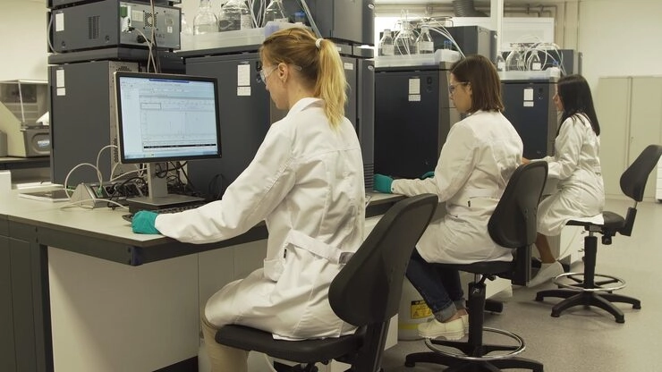1scientists-laboratory